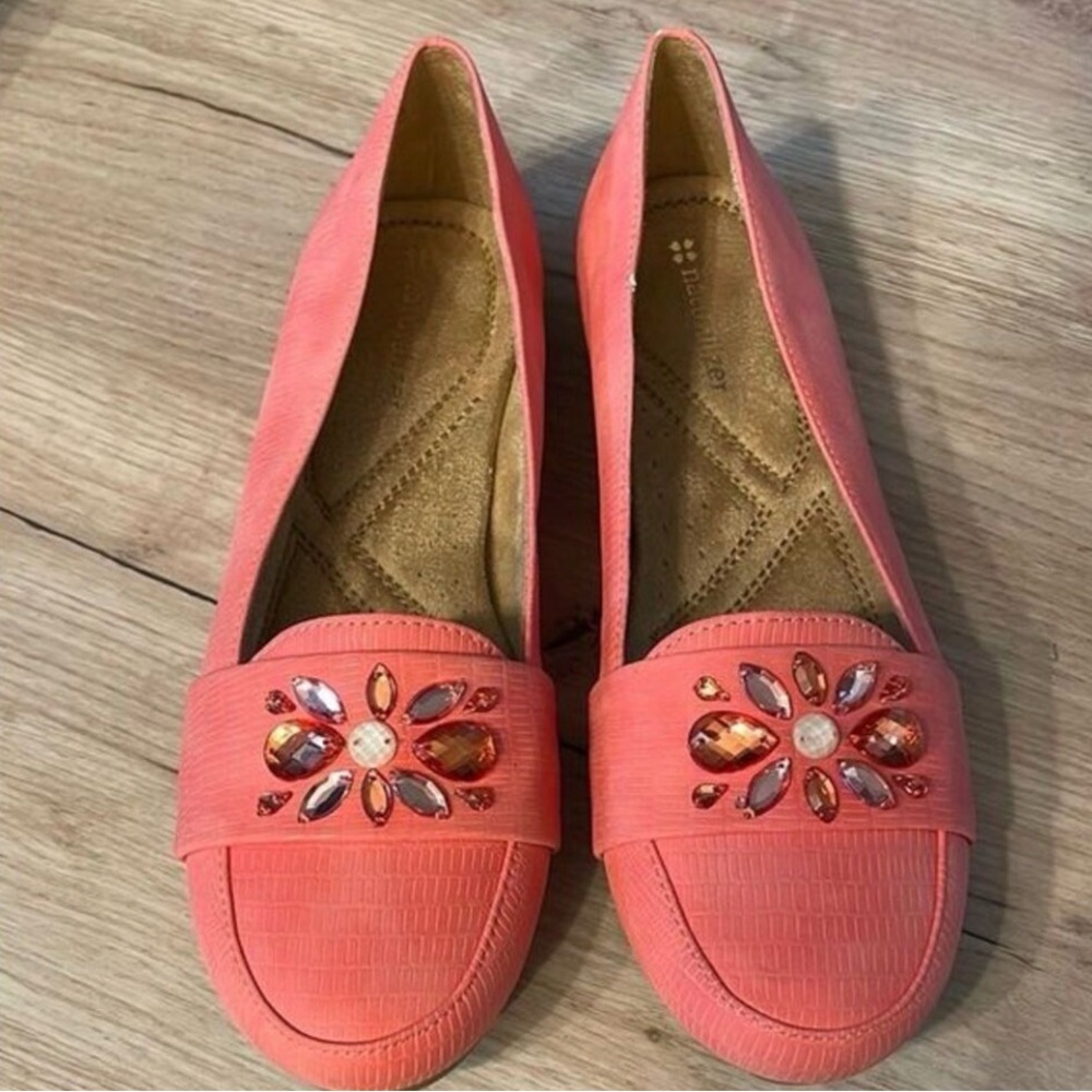 Naturalizer Slip On Flats Loafers Coral Embellished 7.5 - Picture 1 of 7